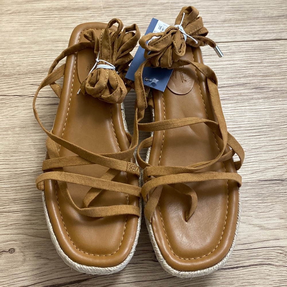 Universal Thread open toe sandal, Size 7 with tag.